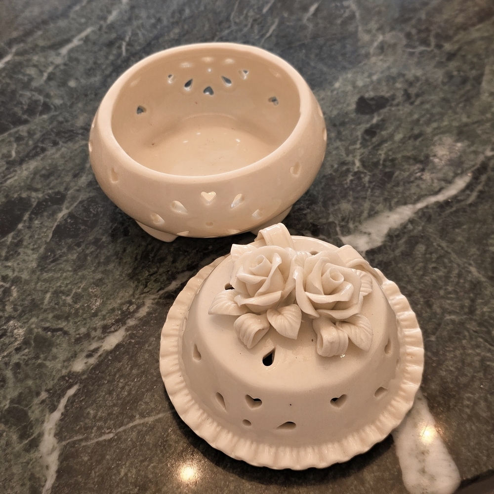 🌸 Elegant Ivory Ceramic Heart Potpourri Box with Roses – Decorative Keepsake 🌸 - Picture 5 of 6